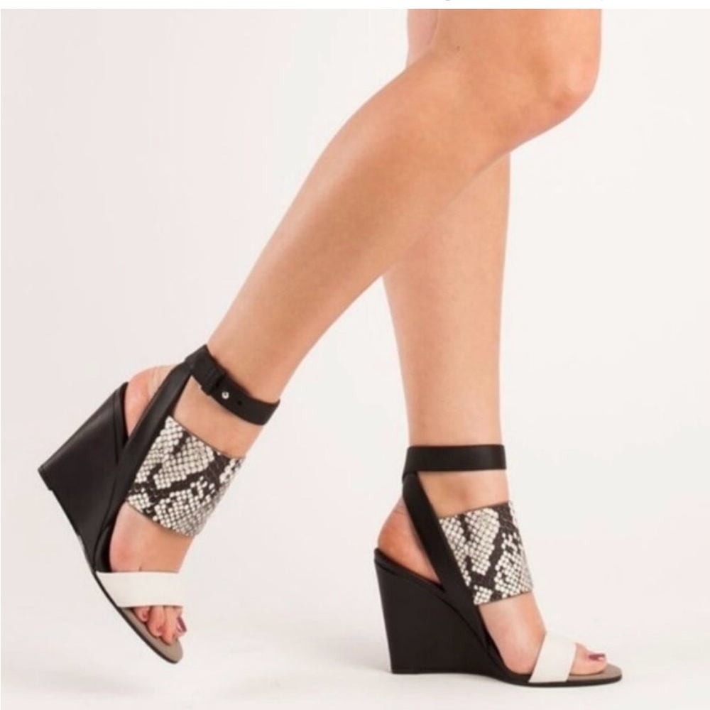 Vince Kyra Wedge Snake embossed Leather Sandals Shoes Platform Neutral Slides 9
